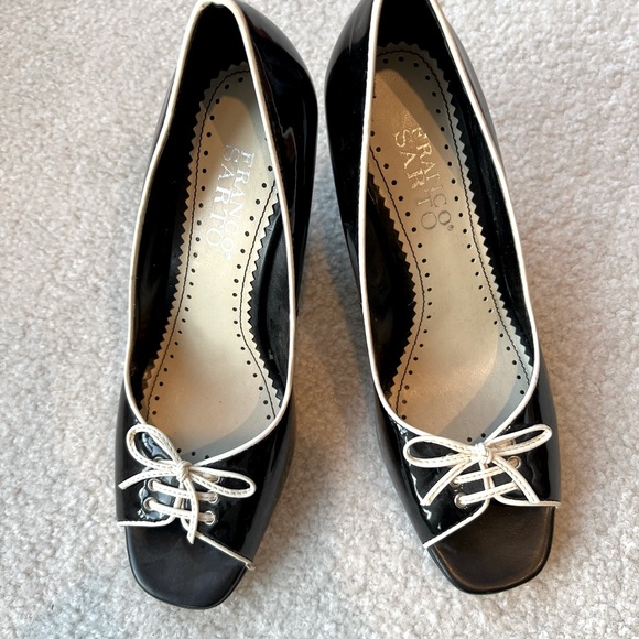 Black patent leather shoes with white trim and bow. - Picture 2 of 2